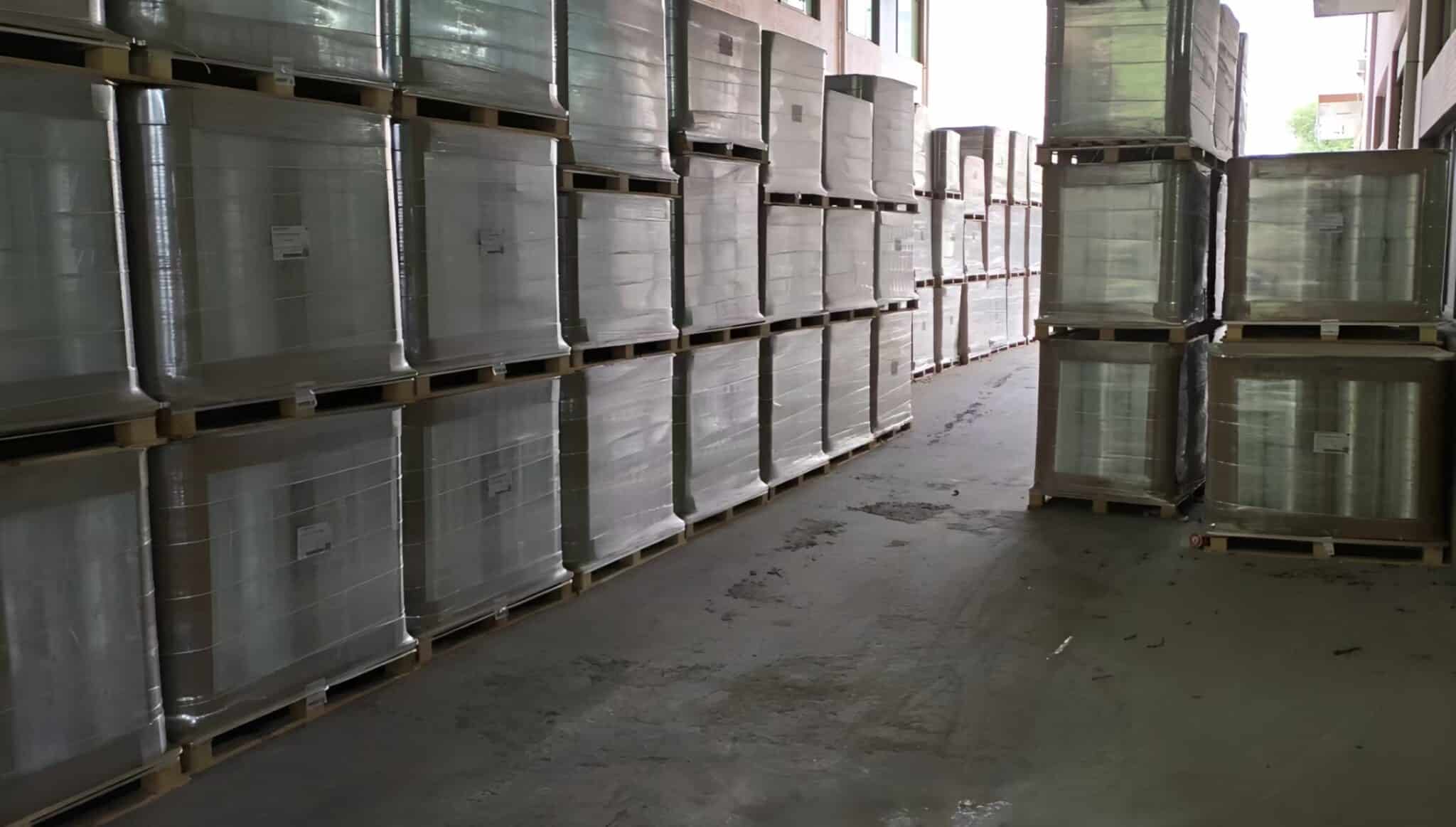 Amplio inventario de materias primas en el almacén